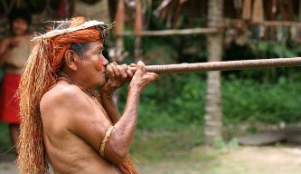 Mann der Gemeinschaft der Bora