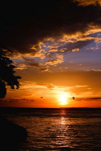 Romantischer Sonnenuntergang am Amazonas