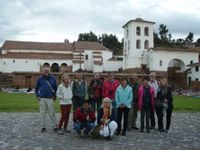 Kirche in Chinchero mit Reisegruppe