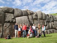 Reisegruppe in der Inka-Festung Sacsayhuam&aacute;n