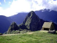 Berg Huayna Picchu (links) mit Berg Putucusi (rechts)
