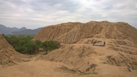 Huaca Rajada, Fundort der Gräber des Señor de Sipán Huaca Rajada, Fundort der Gräber des Señor de Sipán