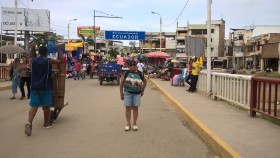 Laut und wuselig: die Grenze Peru-Ecuador