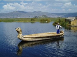 Schilfboot auf dem Titicacasee